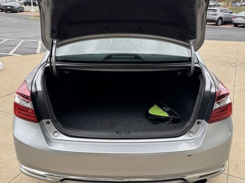 Used 2017 Honda Accord EX image 12