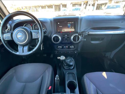 Used 2015 Jeep Wrangler Unlimited Sahara image 15