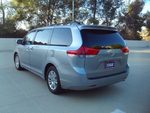 Used 2012 Toyota Sienna XLE w/ Premium Pkg FWD image 34
