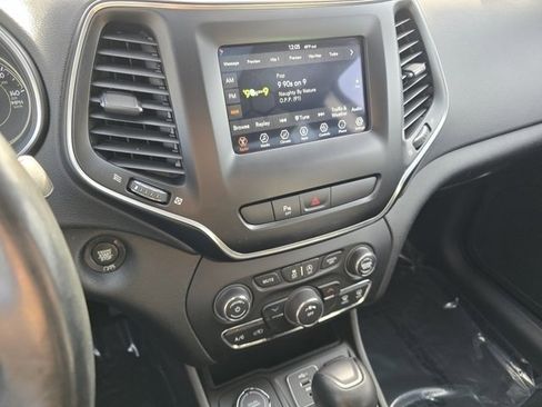 Used 2019 Jeep Cherokee Latitude Plus w/ Cold Weather Group image 37
