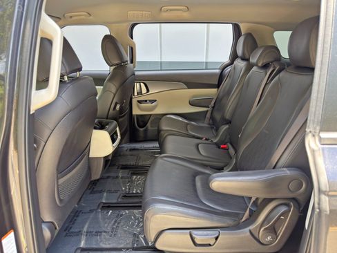 Used 2023 Kia Carnival LX FWD image 37