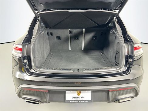 Certified 2024 Porsche Macan AWD/4WD image 37