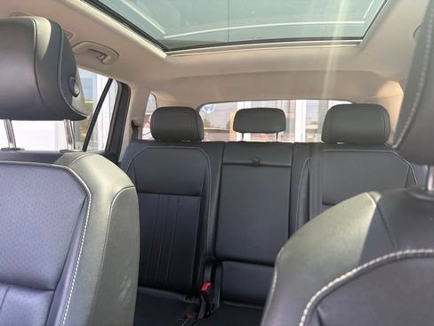 Used 2024 Volkswagen Tiguan SE w/ Panoramic Sunroof Package FWD image 23