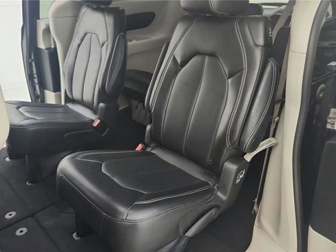 Used 2024 Chrysler Pacifica Touring-L image 33