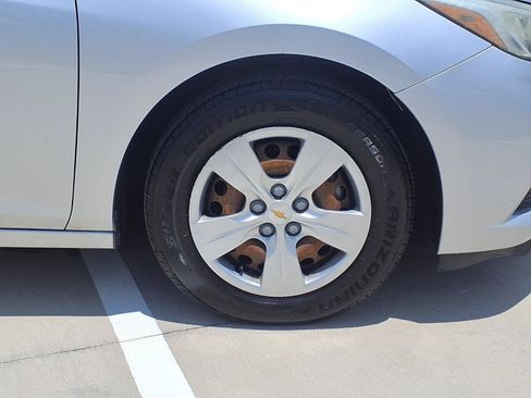 Used 2017 Chevrolet Cruze LS FWD image 9