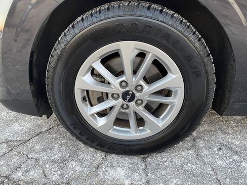 Used 2023 Kia Carnival LX image 30