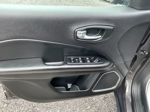 Used 2018 Jeep Compass Latitude w/ Popular Equipment Group AWD/4WD image 11