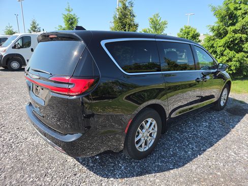 Used 2025 Chrysler Pacifica Select FWD image 19