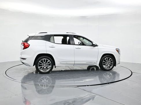 Used 2022 GMC Terrain Denali image 2
