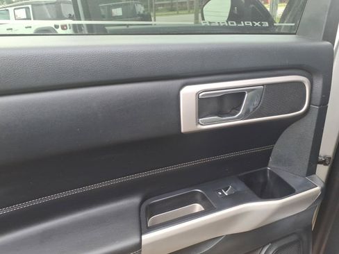 Used 2024 Ford Explorer XLT RWD image 8