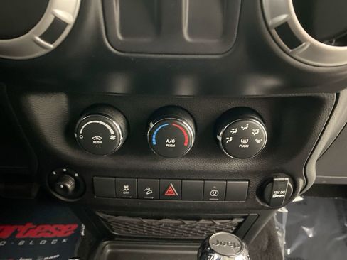 Used 2017 Jeep Wrangler Sahara AWD/4WD image 20