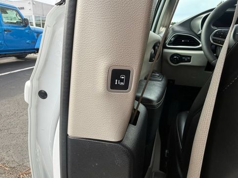 Used 2023 Chrysler Pacifica Touring-L FWD image 37
