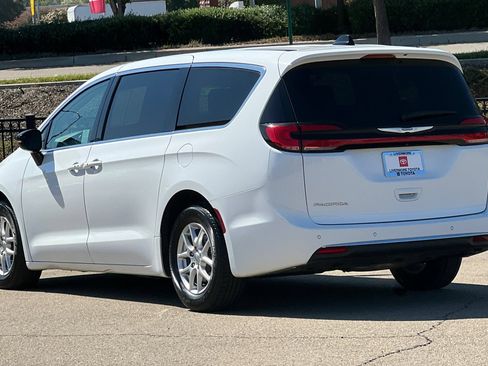 Used 2024 Chrysler Pacifica Touring-L FWD image 6