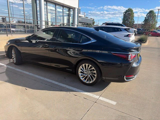 Used 2021 Lexus ES 300h Ultra Luxury w/ Accessory Package 2 FWD image 4