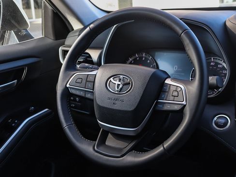 Used 2025 Toyota Highlander XLE image 16