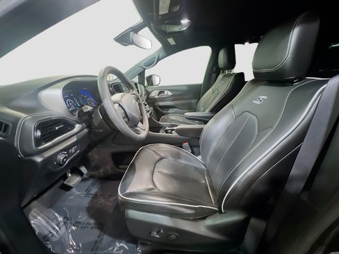 Used 2023 Chrysler Pacifica Limited w/ S Appearance Package FWD image 15