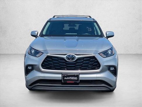 Used 2022 Toyota Highlander LE FWD image 2