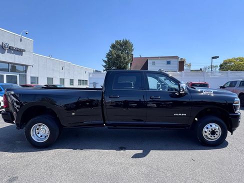Used 2025 RAM 3500 Limited AWD/4WD image 9