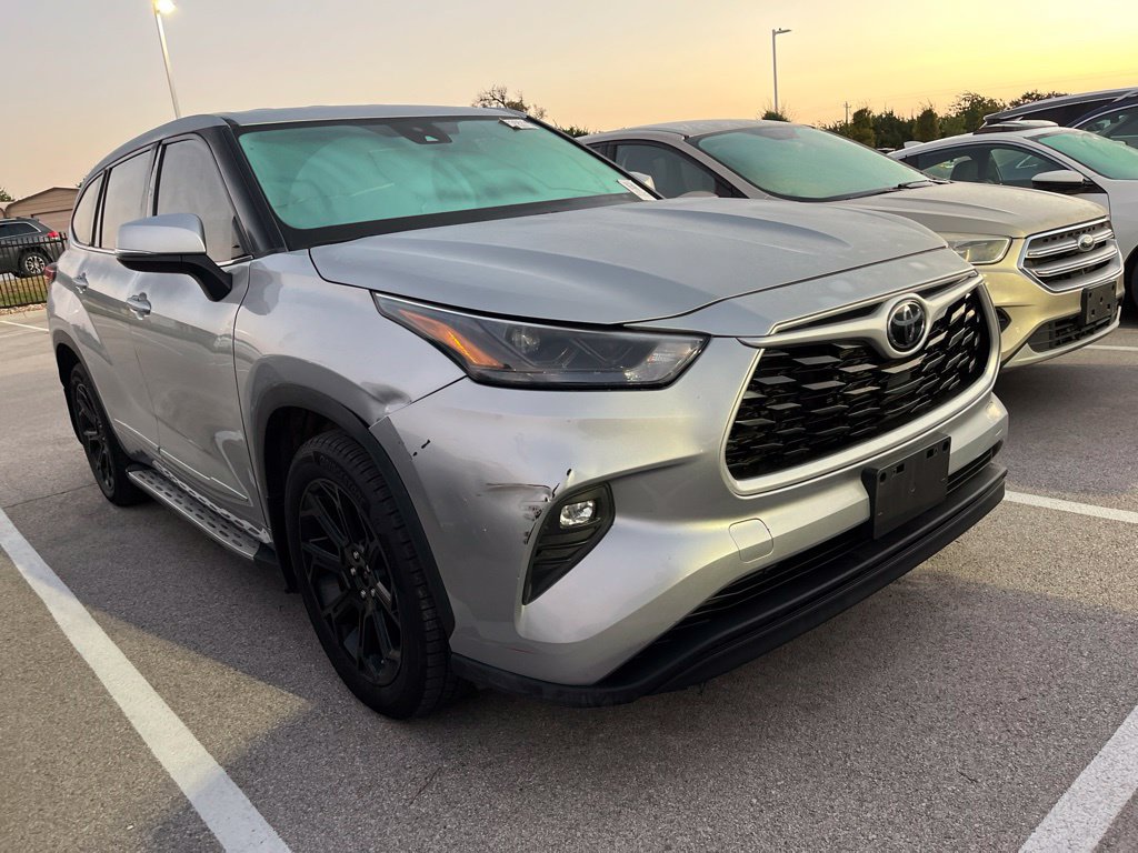Used 2022 Toyota Highlander LE FWD image 2