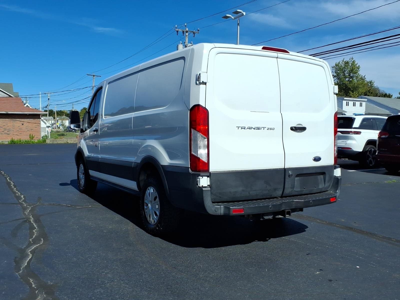 Used 2019 Ford Transit 250 130 Low Roof RWD image 5