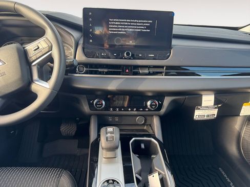 New 2026 Mitsubishi Outlander ES image 10