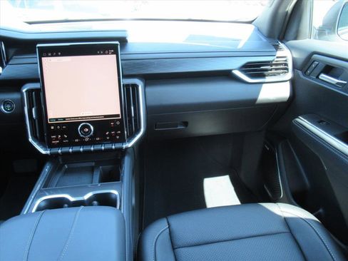 Used 2025 GMC Acadia Elevation image 14