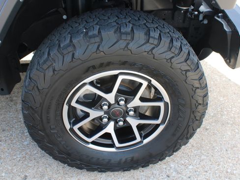 Used 2025 Jeep Wrangler Unlimited Rubicon AWD/4WD image 16