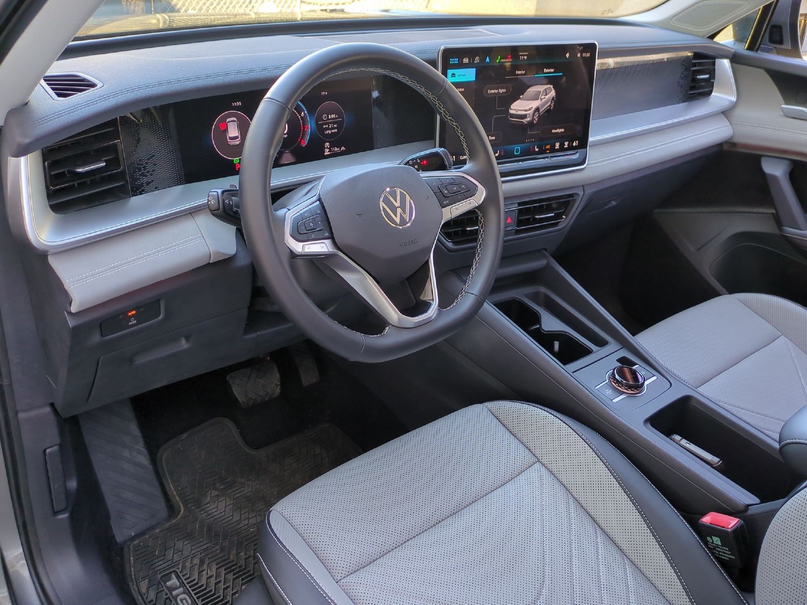 Used 2025 Volkswagen Tiguan SE w/ Panoramic Sunroof Package AWD/4WD image 15