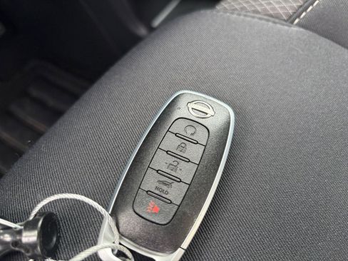 Used 2025 Nissan Pathfinder SV image 27