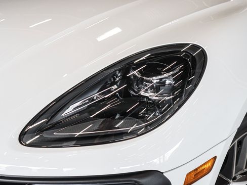 Certified 2025 Porsche Macan image 28