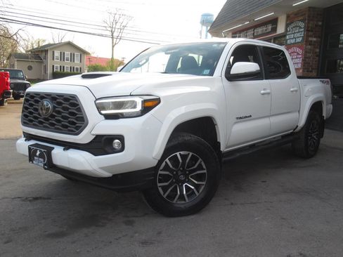Used 2021 Toyota Tacoma TRD Sport w/ Technology Package AWD/4WD image 29