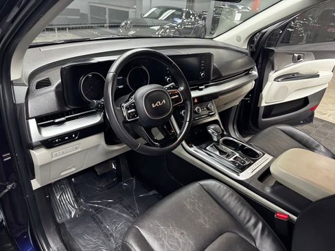 Used 2024 Kia Carnival LX image 36