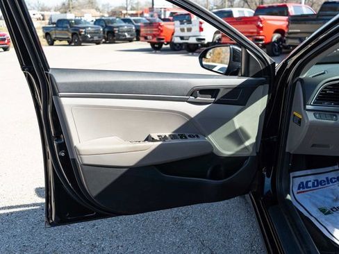 Used 2017 Hyundai Elantra SE image 11