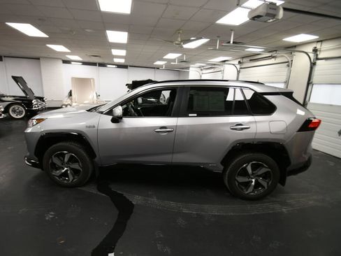 Certified 2021 Toyota RAV4 SE image 4