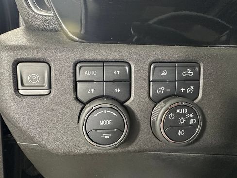 Used 2022 Chevrolet Silverado 1500 LTZ w/ LTZ Convenience Package II AWD/4WD image 25