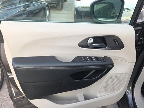 Used 2023 Chrysler Pacifica Touring-L image 6