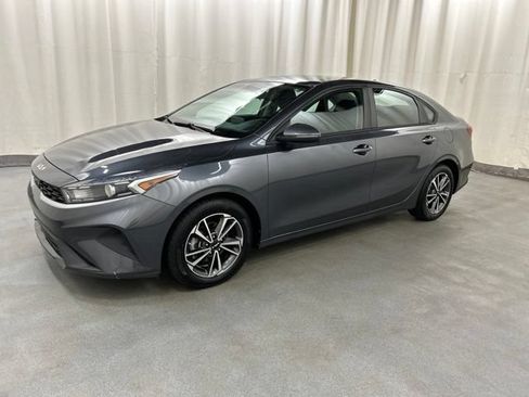 Used 2022 Kia Forte LXS w/ LXS Technology Package FWD image 2