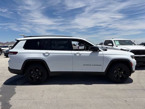 Used 2023 Jeep Grand Cherokee L Laredo AWD/4WD image 3