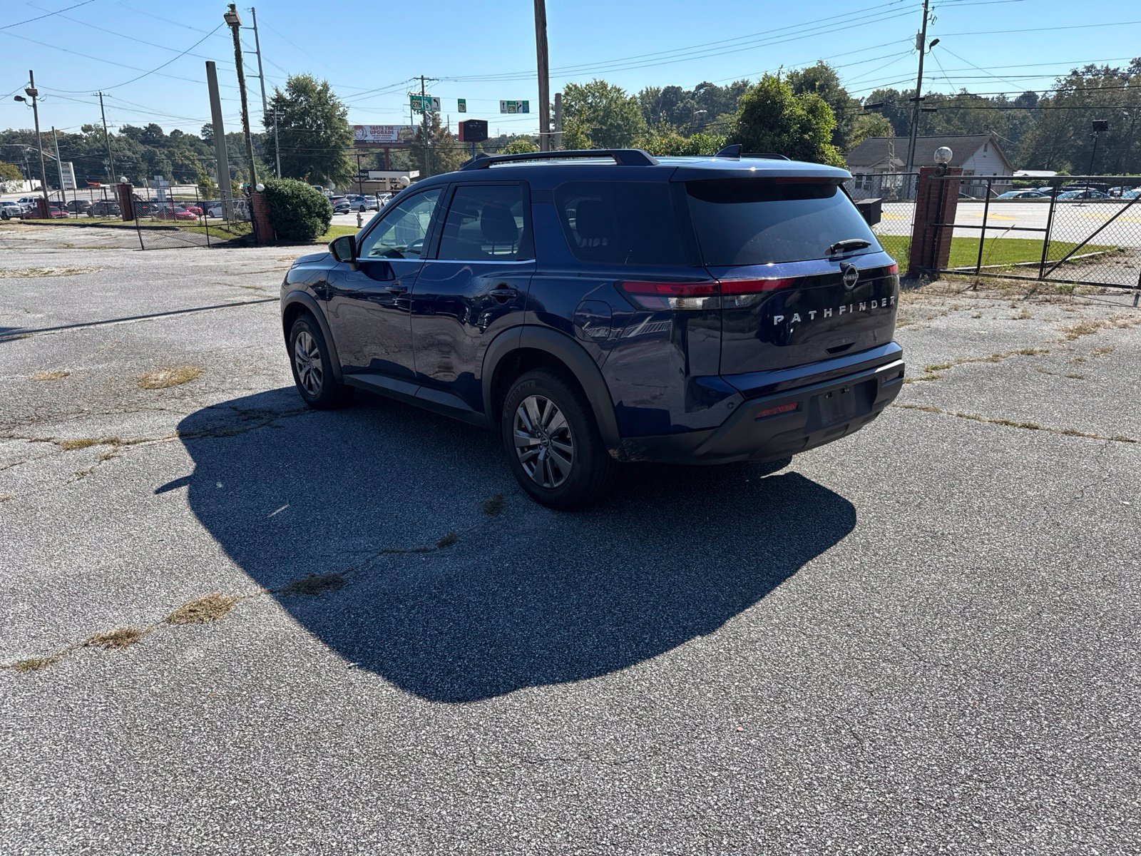 Used 2025 Nissan Pathfinder SV FWD image 3