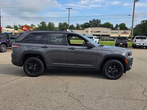 Used 2025 Jeep Grand Cherokee Altitude RWD image 11