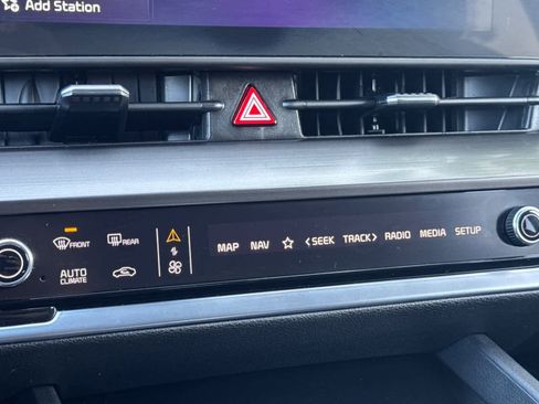 Used 2025 Kia Sportage EX image 19