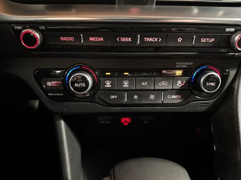 Certified 2022 Kia Niro LXS w/ Digital Cluster Package FWD image 23