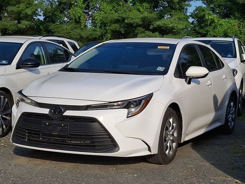 Used 2024 Toyota Corolla LE FWD image 2
