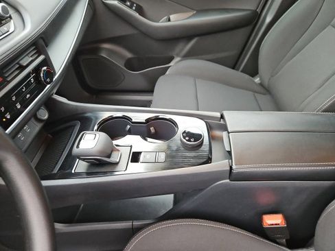 Used 2024 Nissan Rogue S image 27