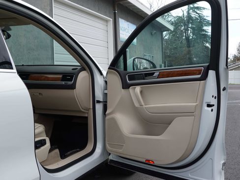 Used 2014 Volkswagen Touareg TDI image 27