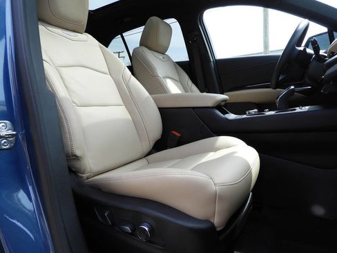 Used 2025 Cadillac XT4 Premium Luxury w/ Cold Weather Package AWD/4WD image 37