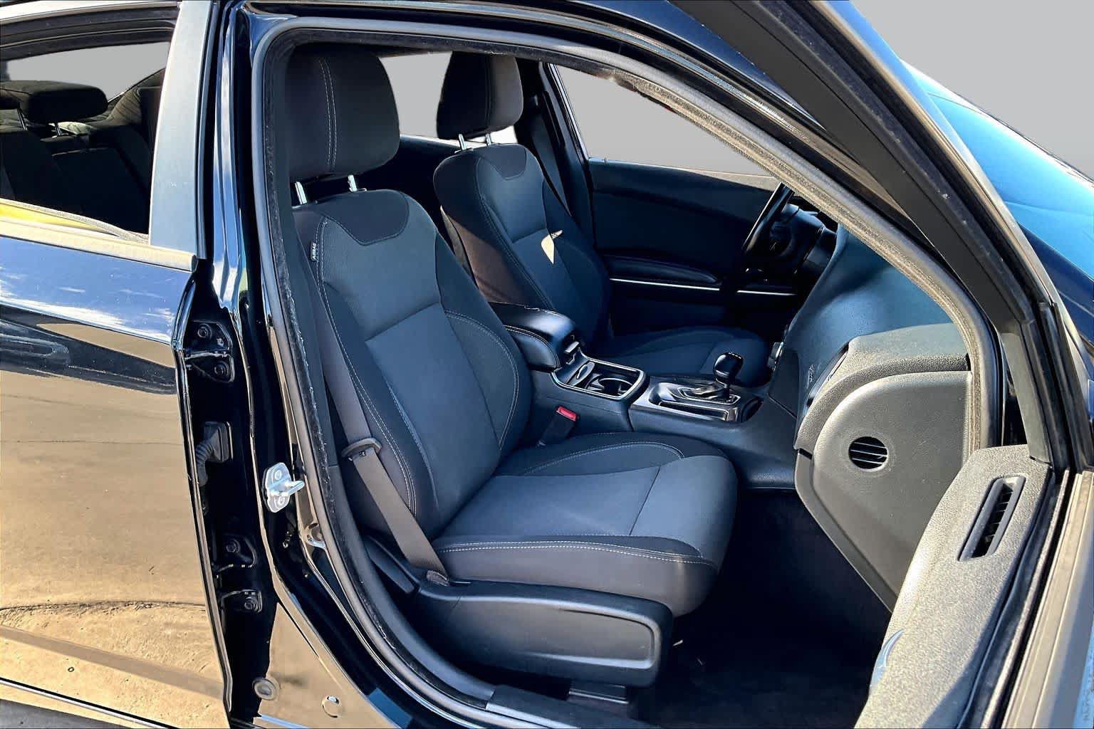 Used 2017 Dodge Charger SE RWD image 9
