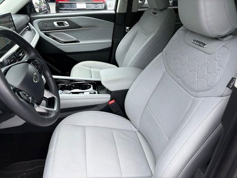 Used 2025 Ford Explorer Platinum w/ Ultimate Package AWD/4WD image 11