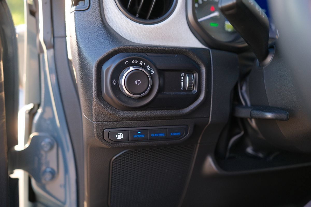 Used 2024 Jeep Wrangler Unlimited w/ Technology Group AWD/4WD image 13