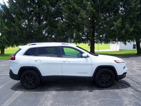 Used 2017 Jeep Cherokee Latitude w/ Trailer Tow Group AWD/4WD image 1